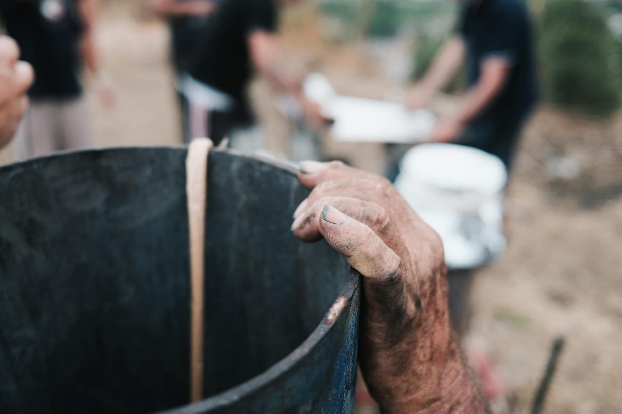 La mano di un maestro fuochista posata sulla bomba — precisione, esperienza e rispetto