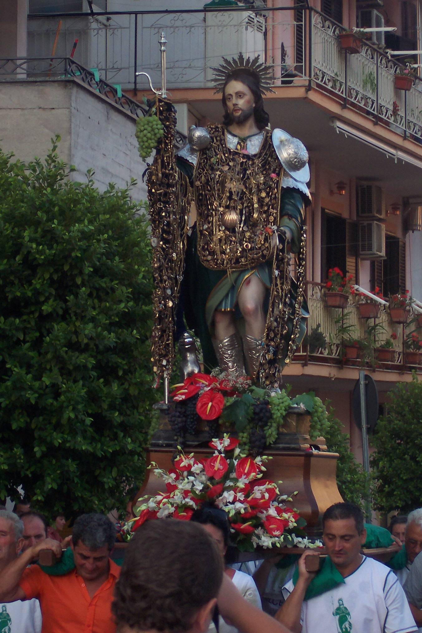 San Rocco portato a spalla per le vie di Siano