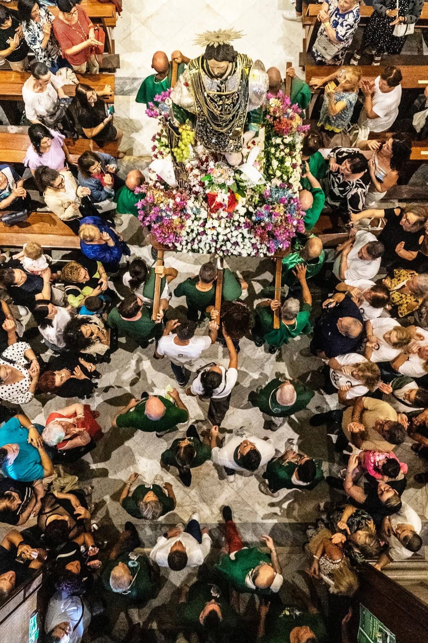 San Rocco in chiesa dopo la processione, accolto e applaudito dai devoti