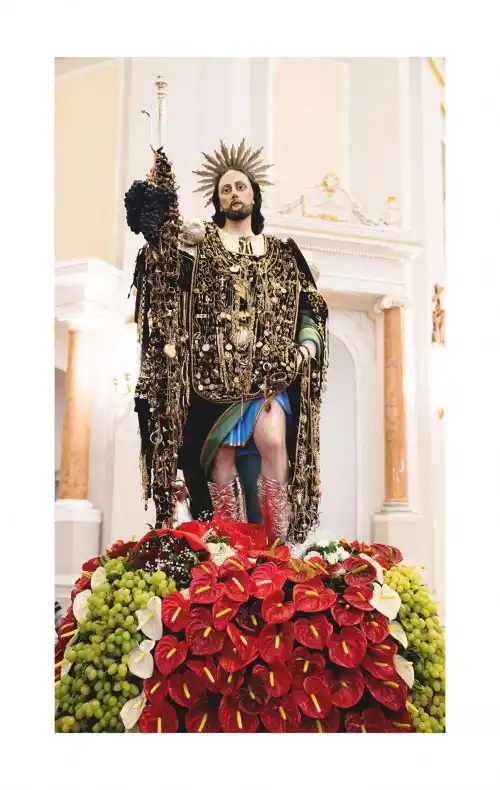 La statua di San Rocco adornata per la festa