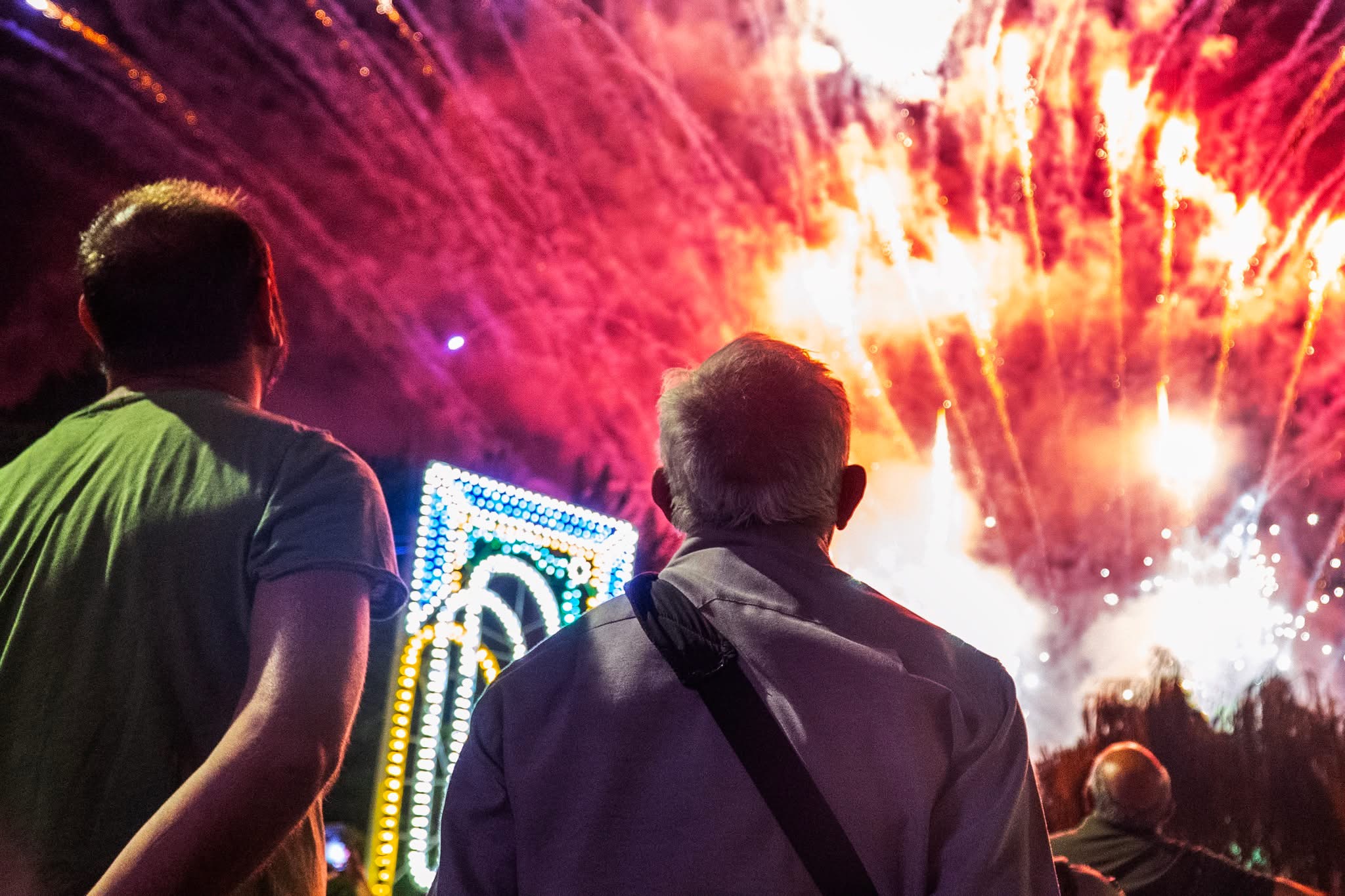 Anziani di Siano osservano i fuochi d'artificio in onore del Santo