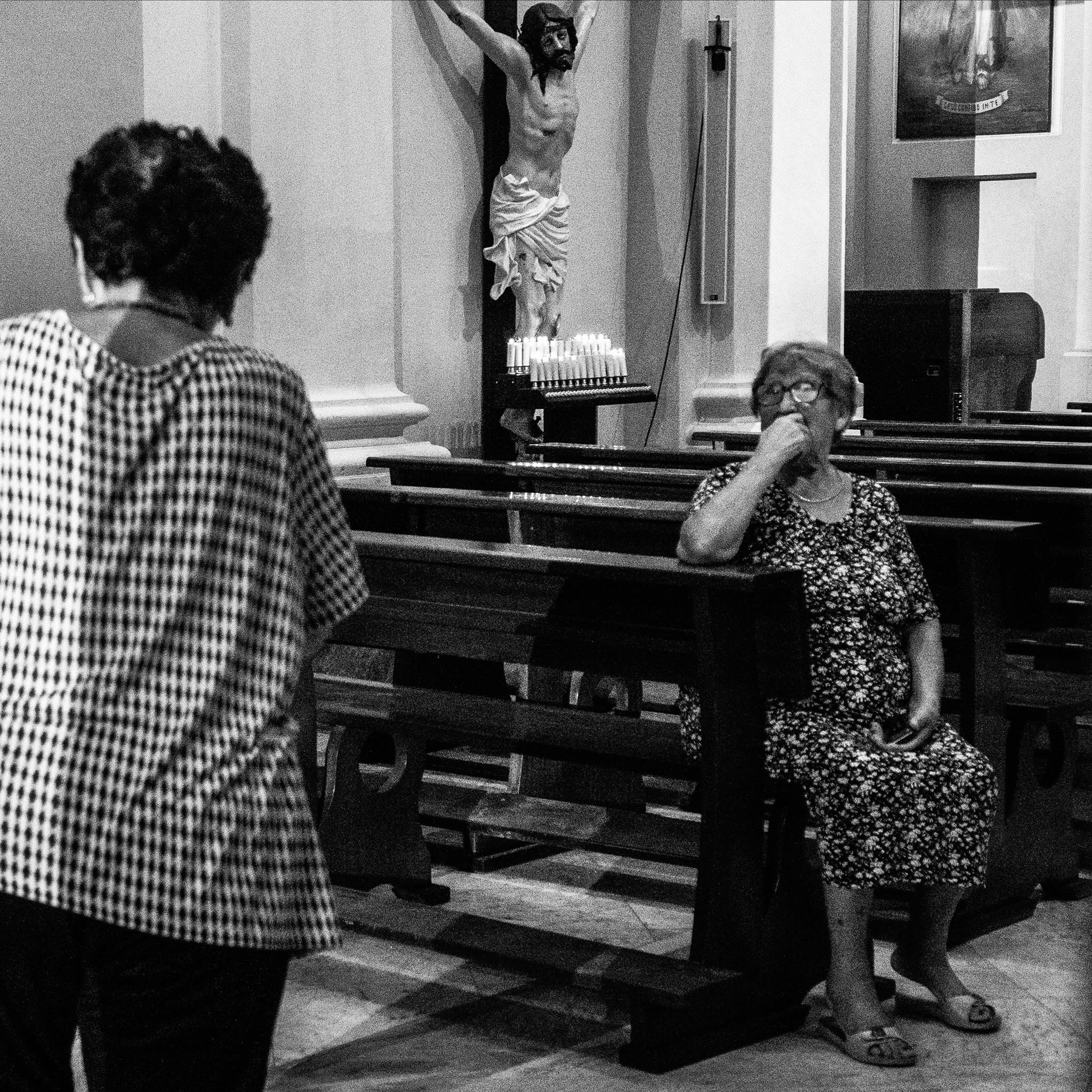 Maria, tra i banchi della chiesa — la devozione che attraversa una vita intera
