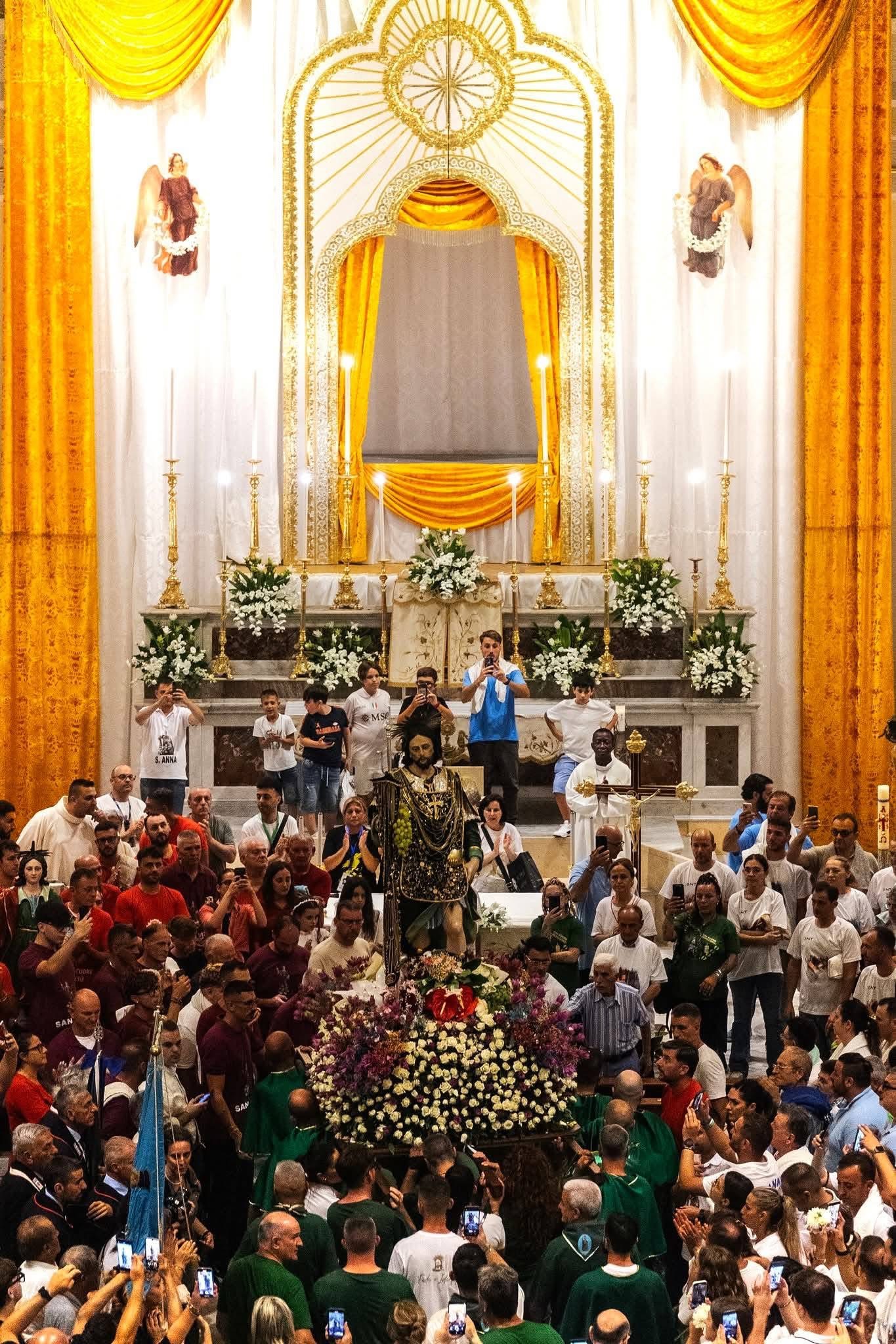San Rocco in chiesa: acclamato e immortalato dal suo popolo